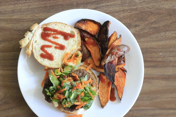 Japon umami burgeri ve patates kızartması. — Stok fotoğraf