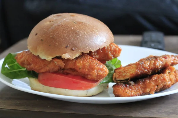 Hamburger de poulet au buffle sur un chignon kaiser — Photo