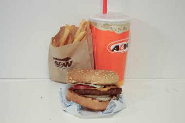 25 Kasım 2018, Londra Kanada: Bir AW Teen burgerinin editör illüstrasyon fotoğrafı. Gençlik burgeri en popüler hamburgerdir..