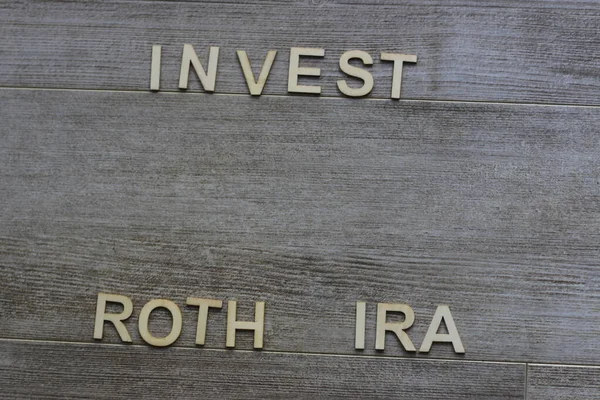 Investera i en ROTH IRA med plats för kopieringsutrymme — Stockfoto