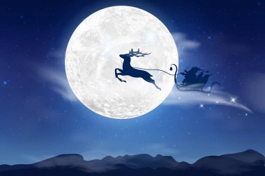 Düşen kar kış mavi gökyüzü, dolunay ile kar taneleri ile bir kış manzara. Noel Baba bir geyik ile bir atlı kızak üzerinde uçan. Noel ve yeni yıl için festival kış arka plan.