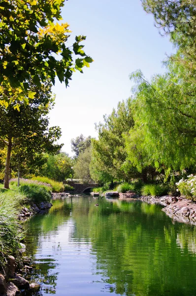 Hermoso paisaje a lo largo Creek — Foto de Stock