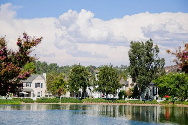 Hermosa casa en el lago en día soleado — Foto de Stock