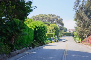 Ev yeşil çim manikürlü frontyard Bahçe banliyö konut mahalle ile
