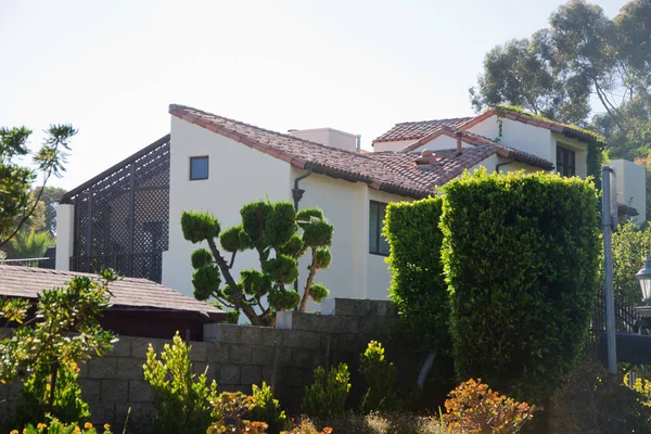 Ev yeşil çim manikürlü frontyard Bahçe banliyö konut mahalle ile