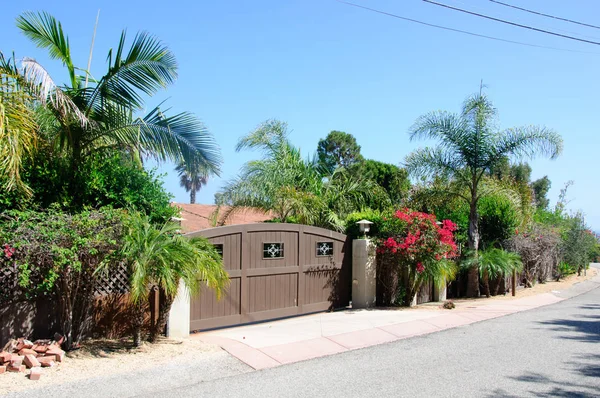 Casa con césped verde cuidado jardín en el barrio residencial suburbano — Foto de Stock