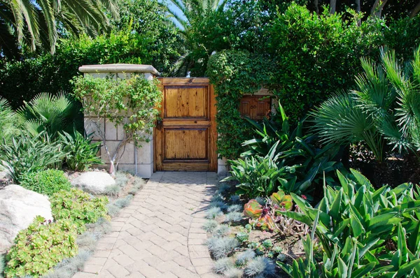 Huis met groen gazon gemanicuurde frontyard tuin in suburbane woonwijk — Stockfoto