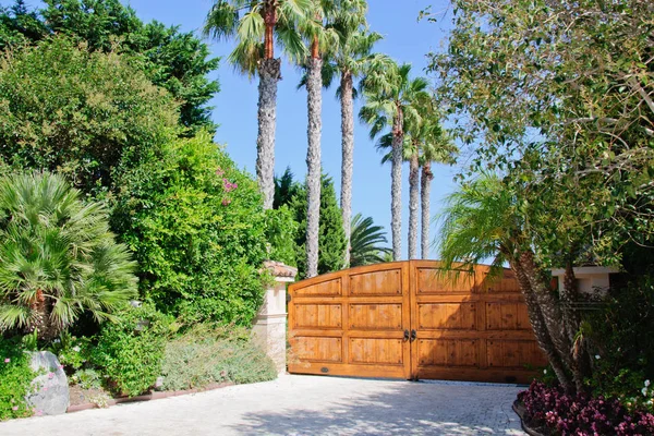 Casa con prato verde curato giardino fronte cortile nel quartiere residenziale suburbano — Foto Stock