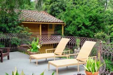 Çimenli ve geçitli yeşil yaz bahçesi