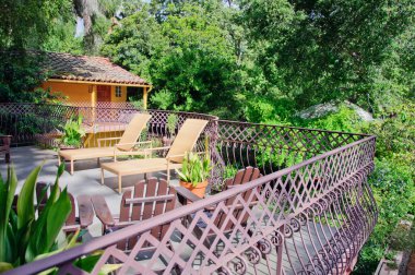 Çimenli ve geçitli yeşil yaz bahçesi