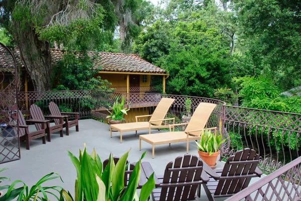 Çimenli ve geçitli yeşil yaz bahçesi