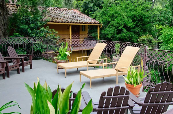 Çimenli ve geçitli yeşil yaz bahçesi