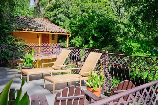 Çimenli ve geçitli yeşil yaz bahçesi