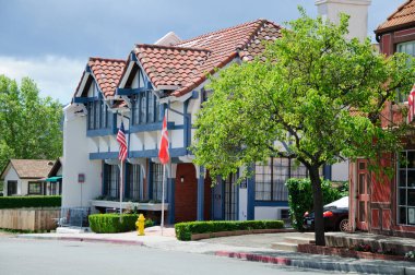 Kaliforniya 'nın ortaçağ köyünde eski bir ev.