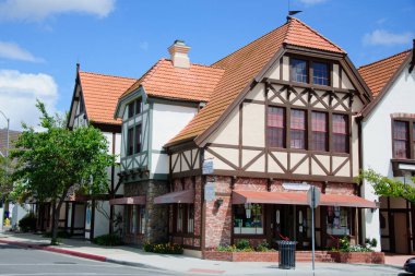 Kaliforniya 'nın ortaçağ köyünde eski bir ev.