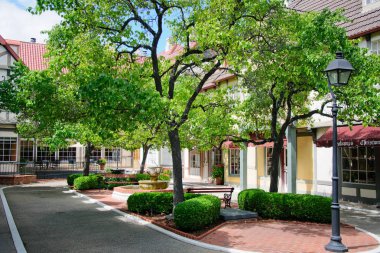 Kaliforniya 'nın ortaçağ köyünde eski bir ev.