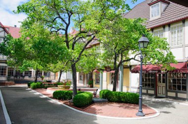 Kaliforniya 'nın ortaçağ köyünde eski bir ev.