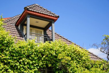 Kaliforniya 'nın ortaçağ köyünde eski bir ev.