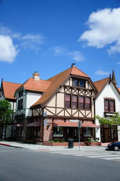 Oud huis in middeleeuws dorp in Californië — Stockfoto