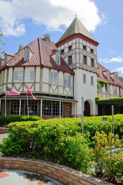 Oud huis in middeleeuws dorp in Californië — Stockfoto