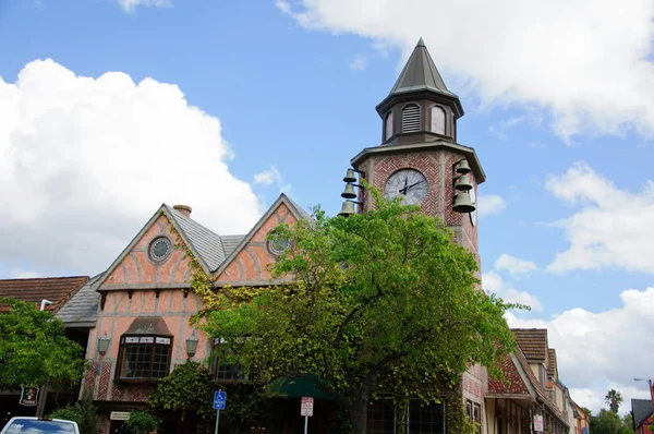 Oud huis in middeleeuws dorp in Californië — Stockfoto