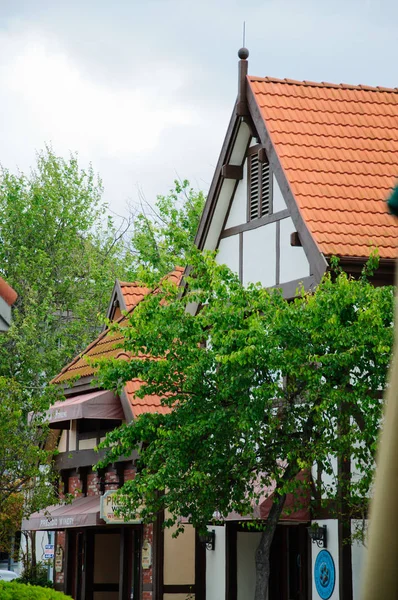 Oud huis in middeleeuws dorp in Californië — Stockfoto