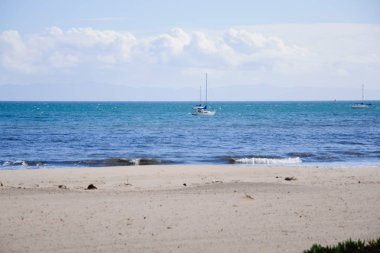Güneşli Kaliforniya 'da okyanus manzarası harika.