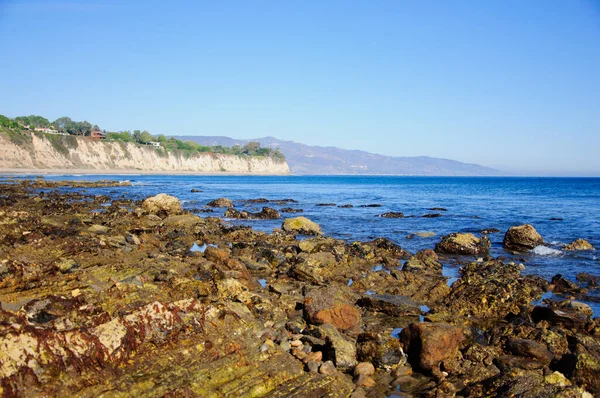 Geweldig uitzicht bij de oceaan in het zonnige Californië — Stockfoto