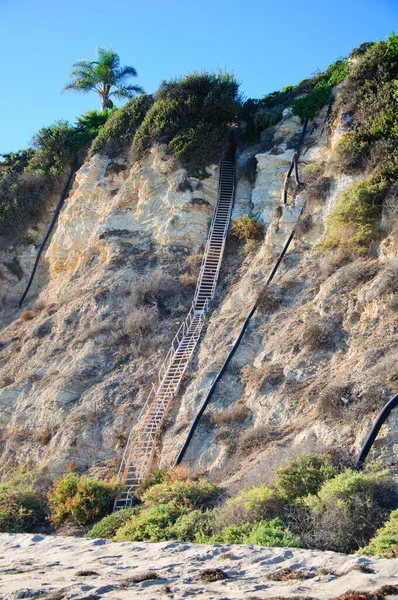 Lépcső az óceánban sziklákkal Kaliforniában napsütéses nappal — Stock Fotó