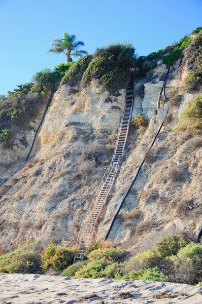 カリフォルニアの岩と海の中の階段晴れた日 — ストック写真