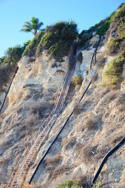 Scala nell'oceano con rocce in california giornata di sole — Foto Stock