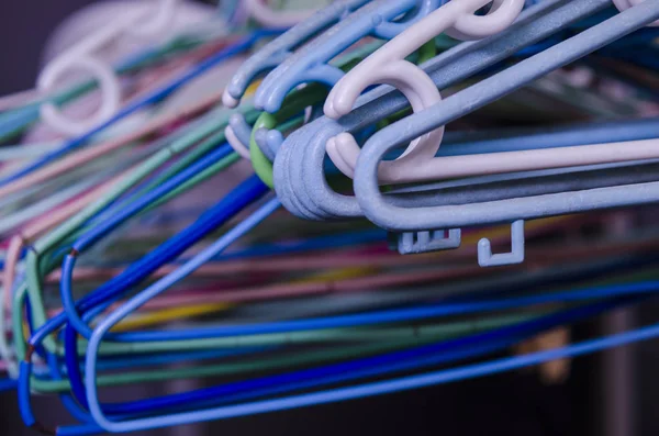 Elbise askısı elbise veya asılı öğeleri saklamak kullanılabilir.