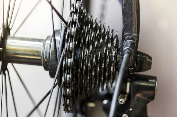 Birçok bisiklet arka akslar Bisiklet arka tekerlekler ile dahil edilir.