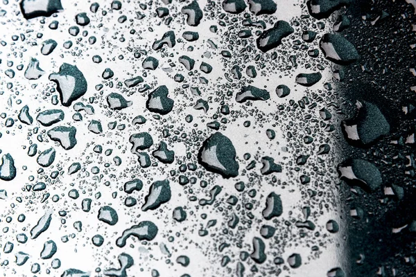 Mavi arka plan üzerinde su damlaları hafif yağmur damlaları.