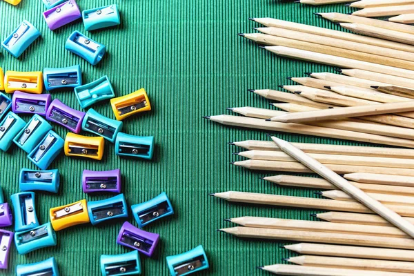 Kalem ve kalemtıraş kalem yeşil oluklu kağıt üzerinde yerleştirilir.