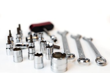 Çeşitli anahtarı beyaz zemin üzerine yerleştirilir. Bakım için donatım