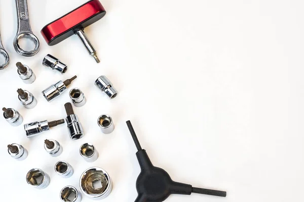 Çeşitli anahtarı beyaz zemin üzerine yerleştirilir. Bakım için donatım