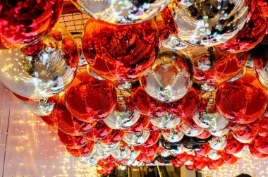 Birçok grup ışık yansıtır ve dekoratif ışıklar ile düzenleyebilirsiniz gibi kırmızı ve altın top Noel sezonu süslüyor.