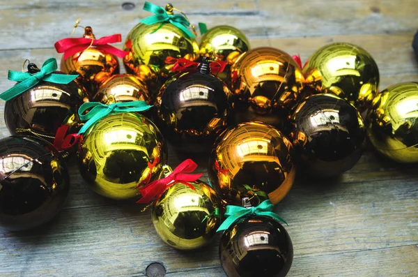 Ahşap bir masa gruplarında dekore edilmiş Noel topları yerleştirilir.