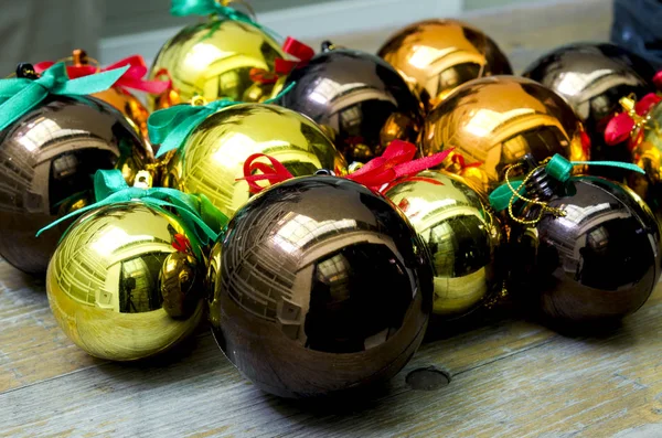 Ahşap bir masa gruplarında dekore edilmiş Noel topları yerleştirilir.