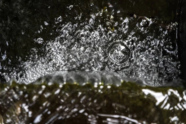 Düşük su baloncuklar için yüksekten düşme sünger kabarcıklar neden.