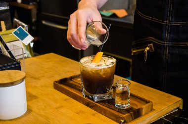 Soğuk demlenmiş kahve ile soda ve limon ahşap bir masa üzerinde serinletici bir içecek olduğunu.