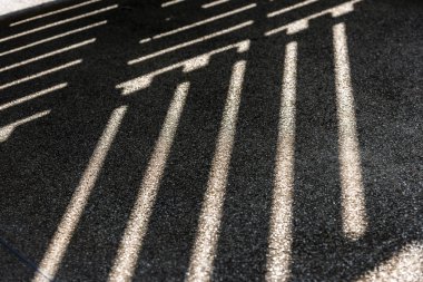 Gölgeler gölgeler hatlarında neden nesneler aracılığıyla ışık parlar küçük taşlarla pürüzlü yüzeylerde.