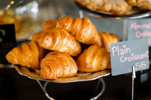 Kruvasan bir demir tepsiye bir araya getirildiği ekmek türüdür.