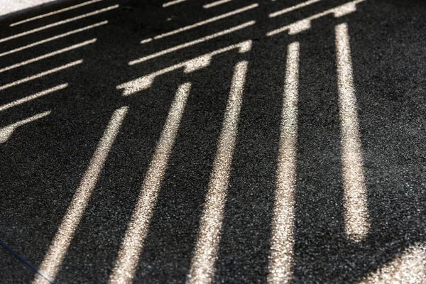 Gölgeler gölgeler hatlarında neden nesneler aracılığıyla ışık parlar küçük taşlarla pürüzlü yüzeylerde.