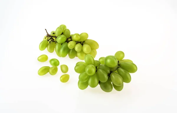 Beyaz arkaplanda yeşil üzümler