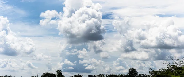 Gökyüzündeki bulutları hayal edindikçe şekillendirin