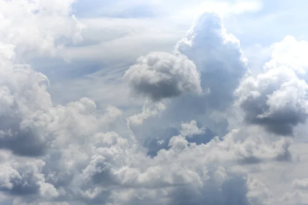 Gökyüzündeki bulutları hayal edindikçe şekillendirin