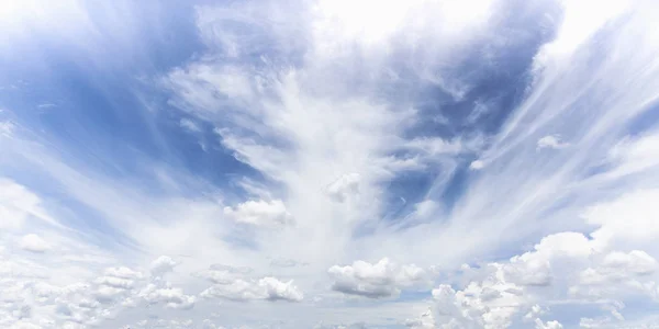 Gökyüzündeki bulutları hayal edindikçe şekillendirin