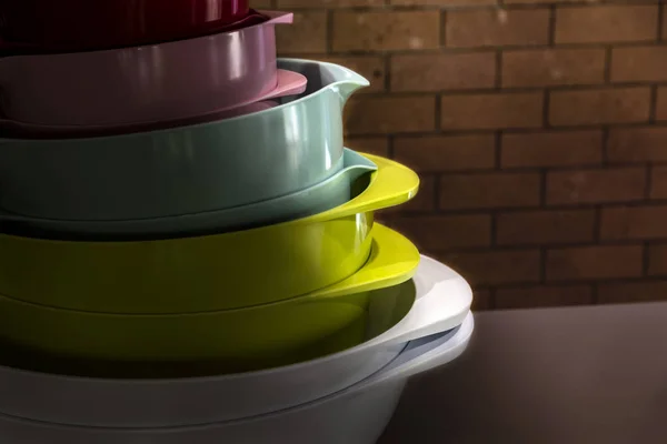 Çok renkli kaseler üst üste dizilmiş.